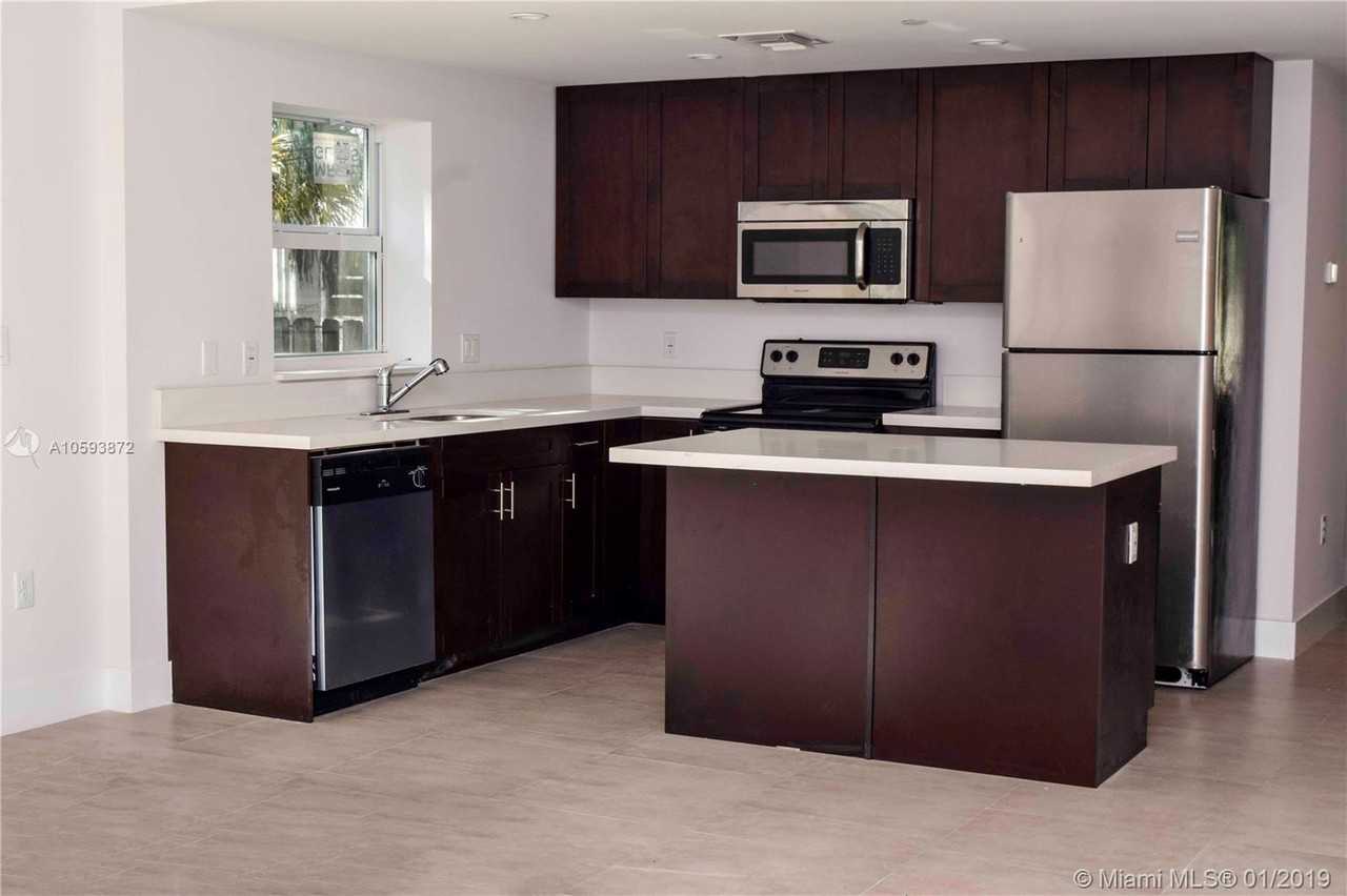 1010 North 18th Court #C - Photo 3 of 4