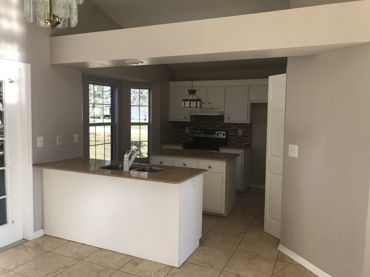 35249 Queens Way - Photo 3 of 10