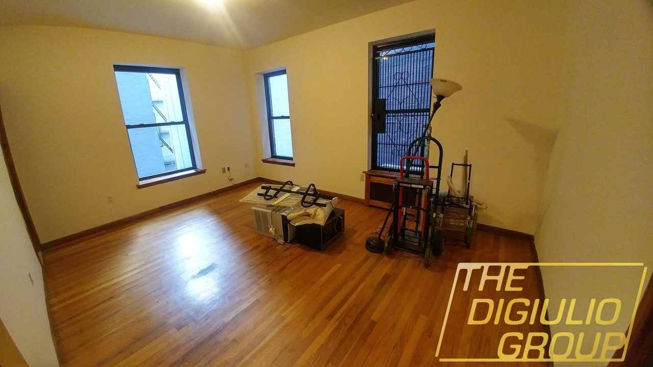 W 85 St & Amsterdam Ave #3B