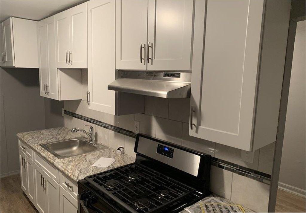 1011 Kenwood Ave - Photo 2 of 7