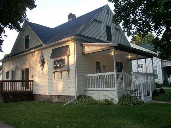 301 Warren Ave - Photo 2 of 18