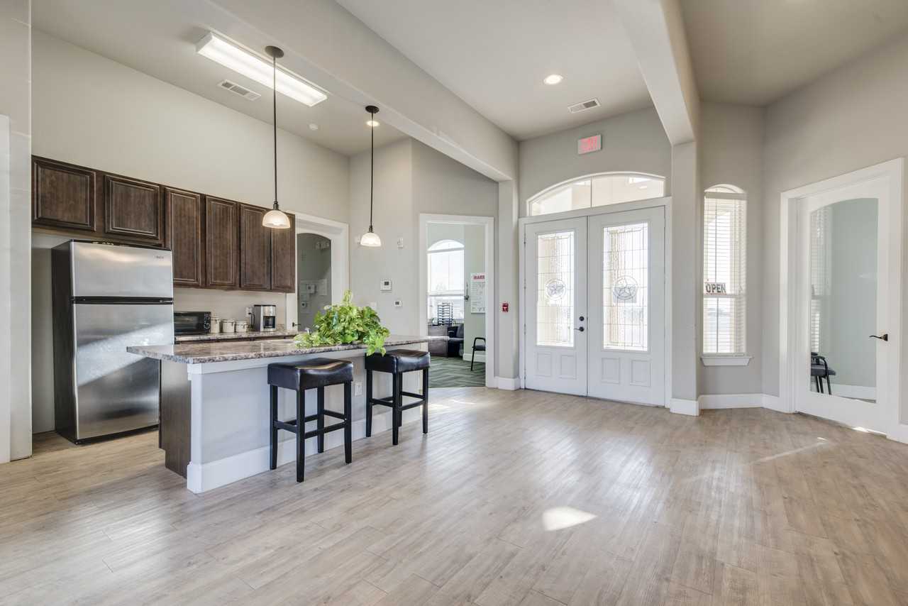 200 Northwest Avenue M - Photo 2 of 19