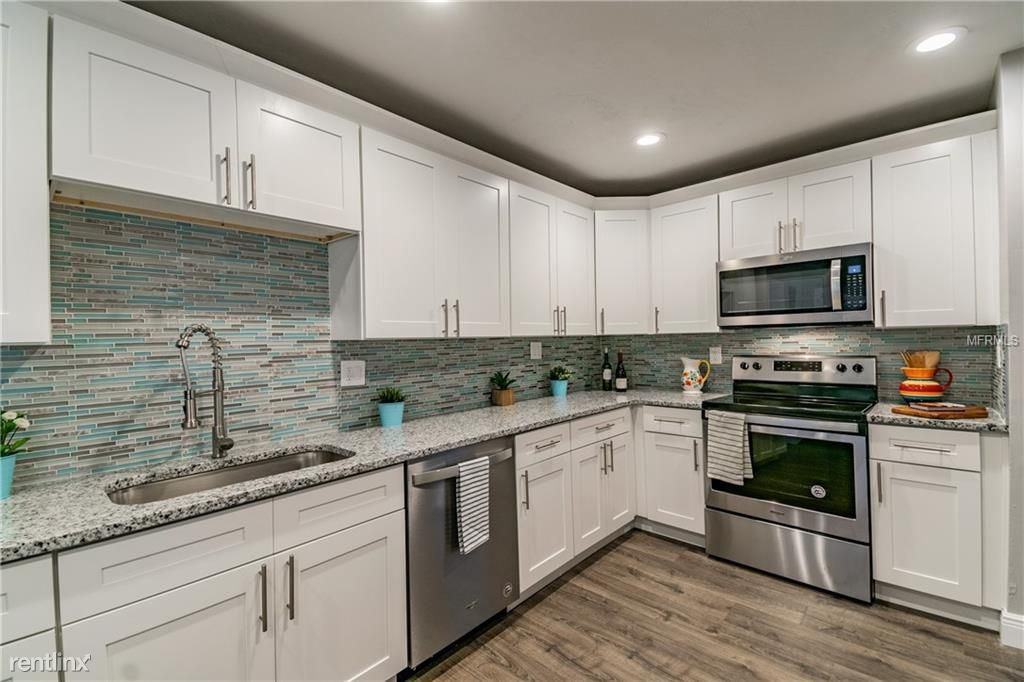 5133 Lake Charles Dr N - Photo 3 of 26