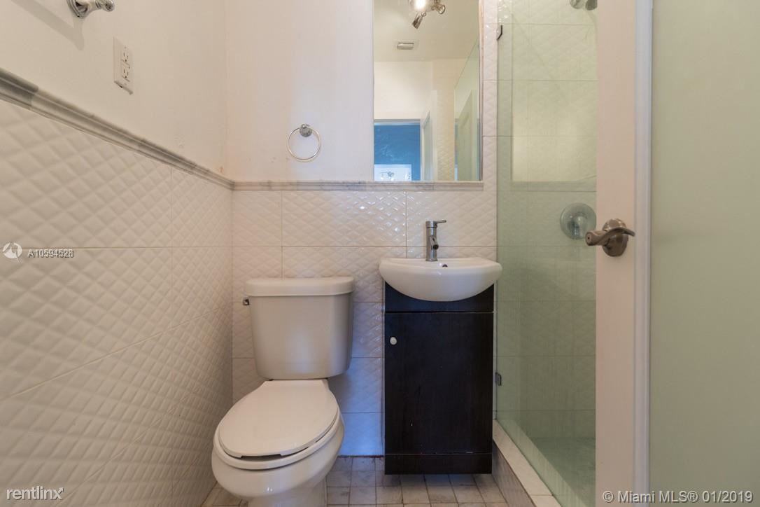 635 Michigan Ave #8 - Photo 3 of 15