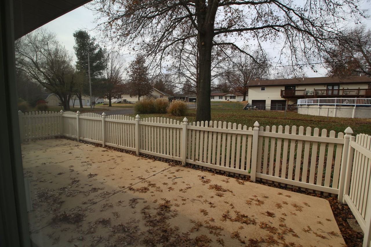 319 Meadow Dr - Photo 2 of 15