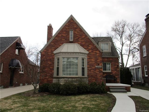 22929 Lodge Ln - Photo 3 of 35