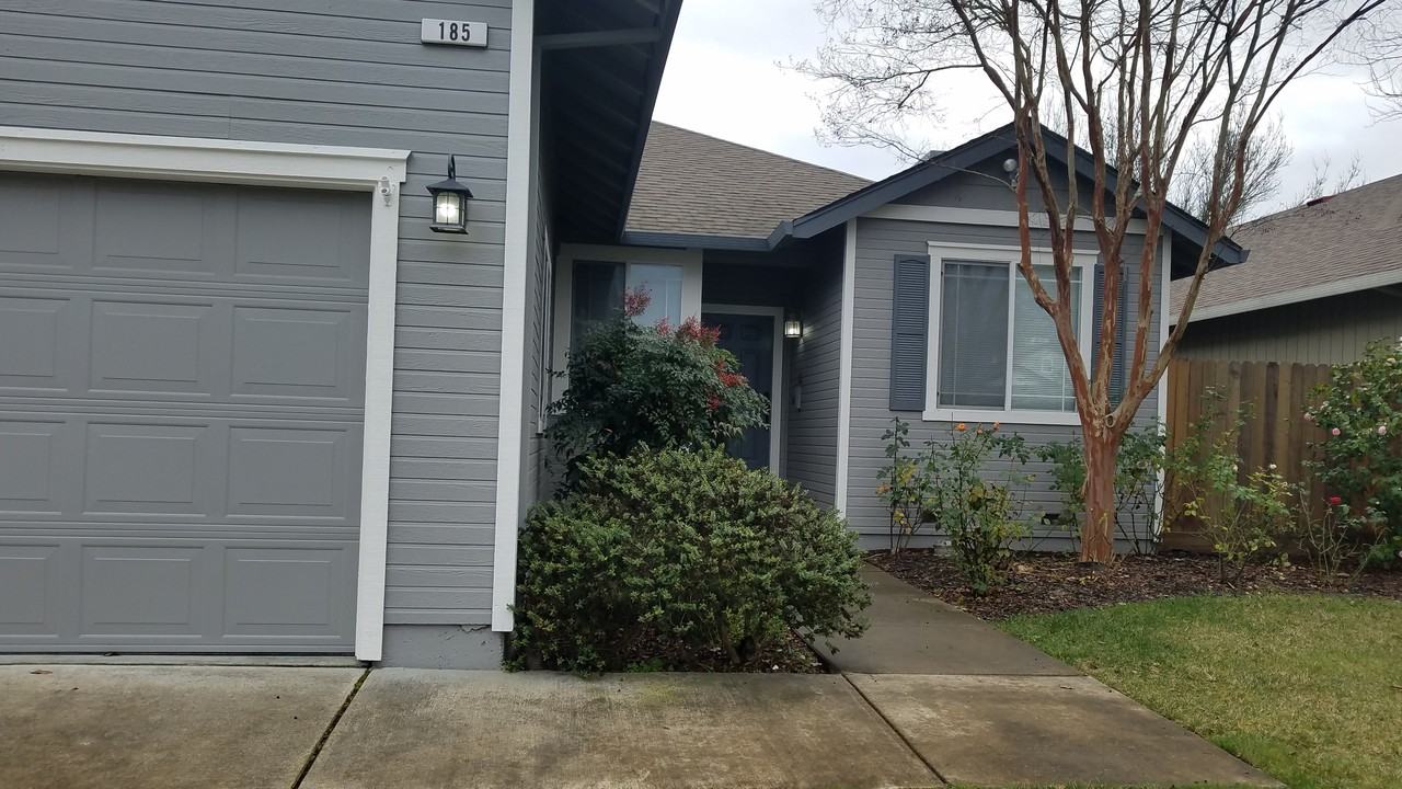 185 Fulton Pl - Photo 2 of 20