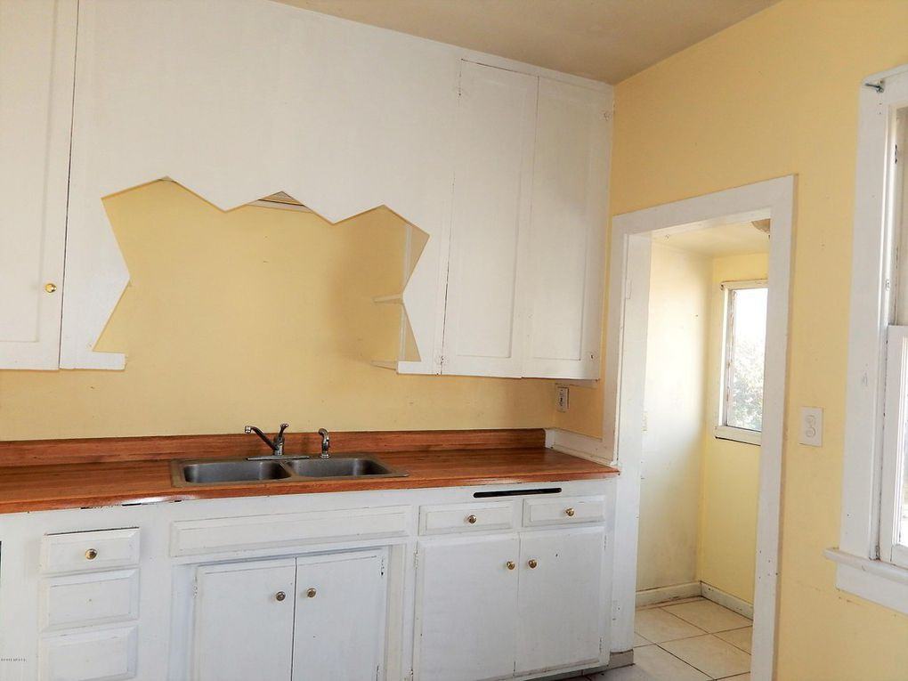 133 N E St - Photo 3 of 4