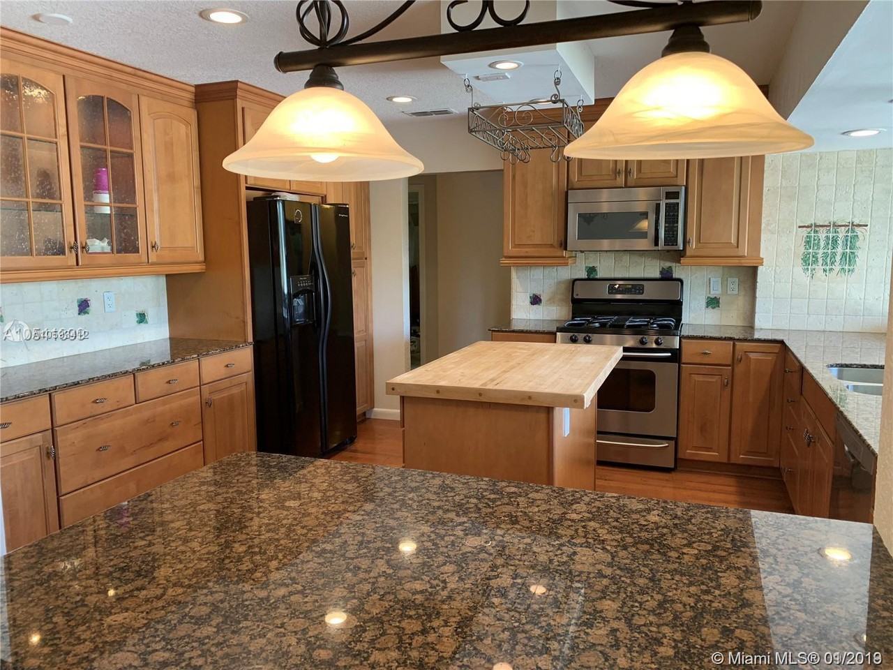 10831 Southwest 29th Place - Photo 2 of 8