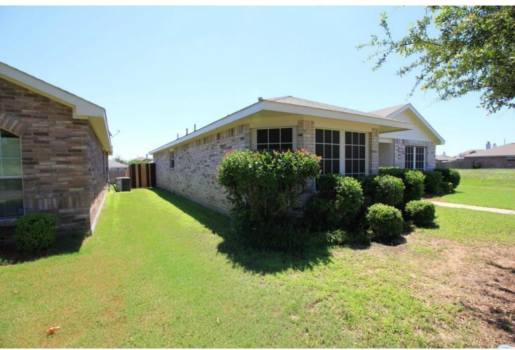 2926 Mayfair Ln - Photo 2 of 19