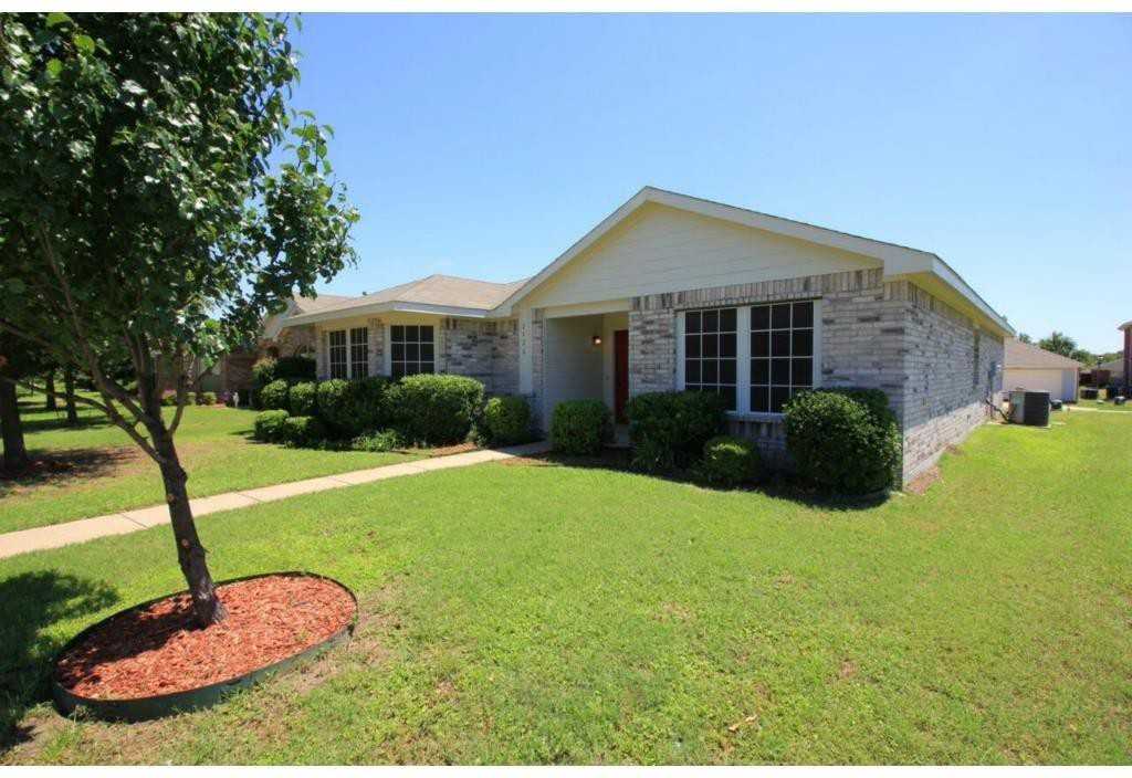 2926 Mayfair Ln - Photo 3 of 19