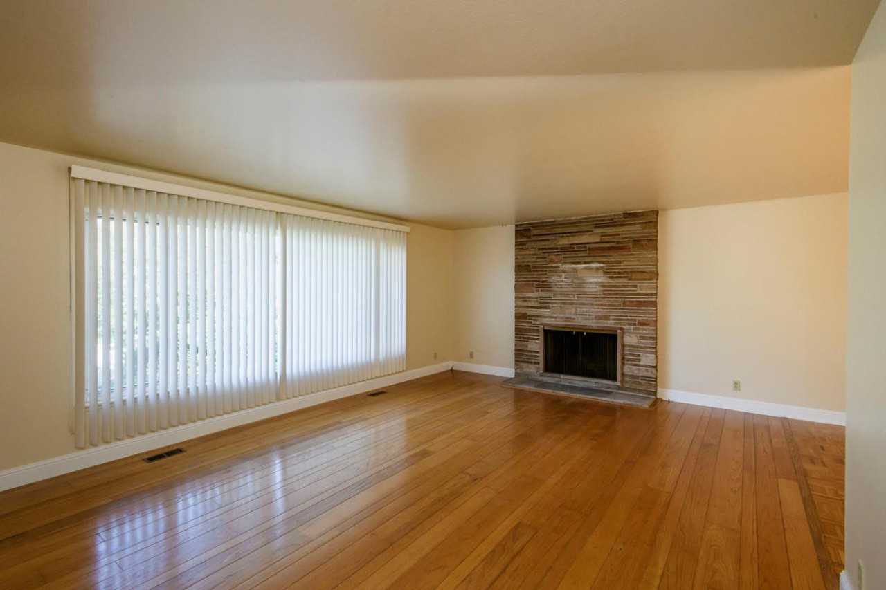 4 Toledo Ct - Photo 3 of 23