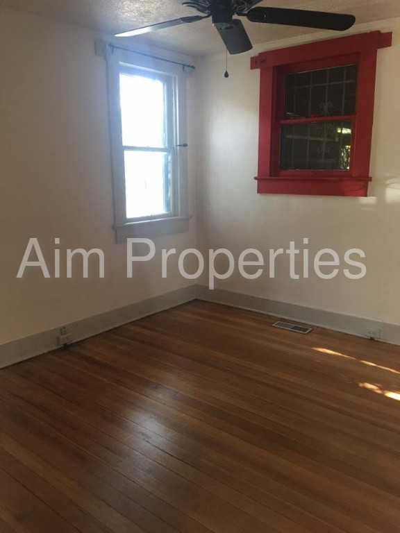 910 7th St NW - Photo 3 of 10