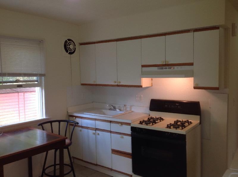 2622 Ionia St 2 - Photo 3 of 10