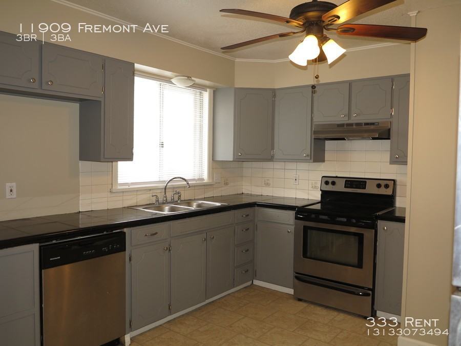 11909 Fremont Ave - Photo 3 of 15