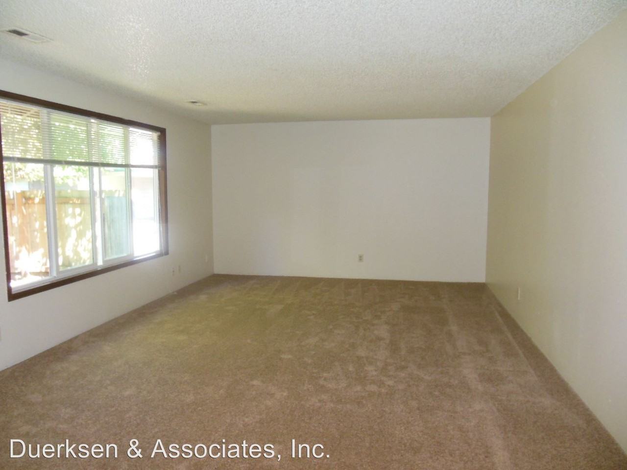 3220 NE Lancaster 1-4 - Photo 3 of 6