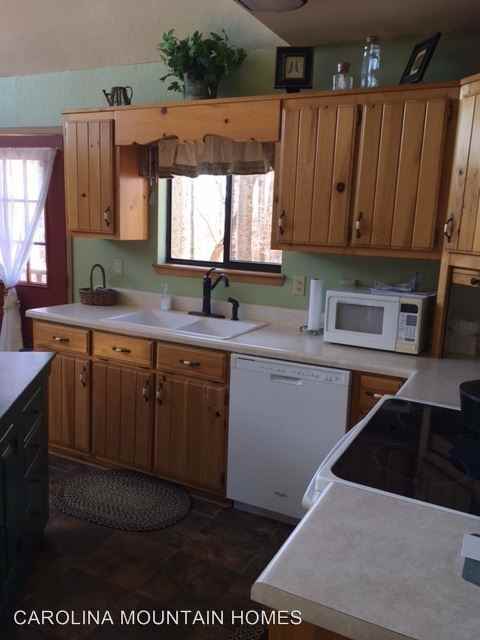 883 Mountain Top Dr - Photo 3 of 11