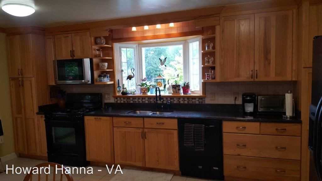 440 Creek Ave - Photo 3 of 25