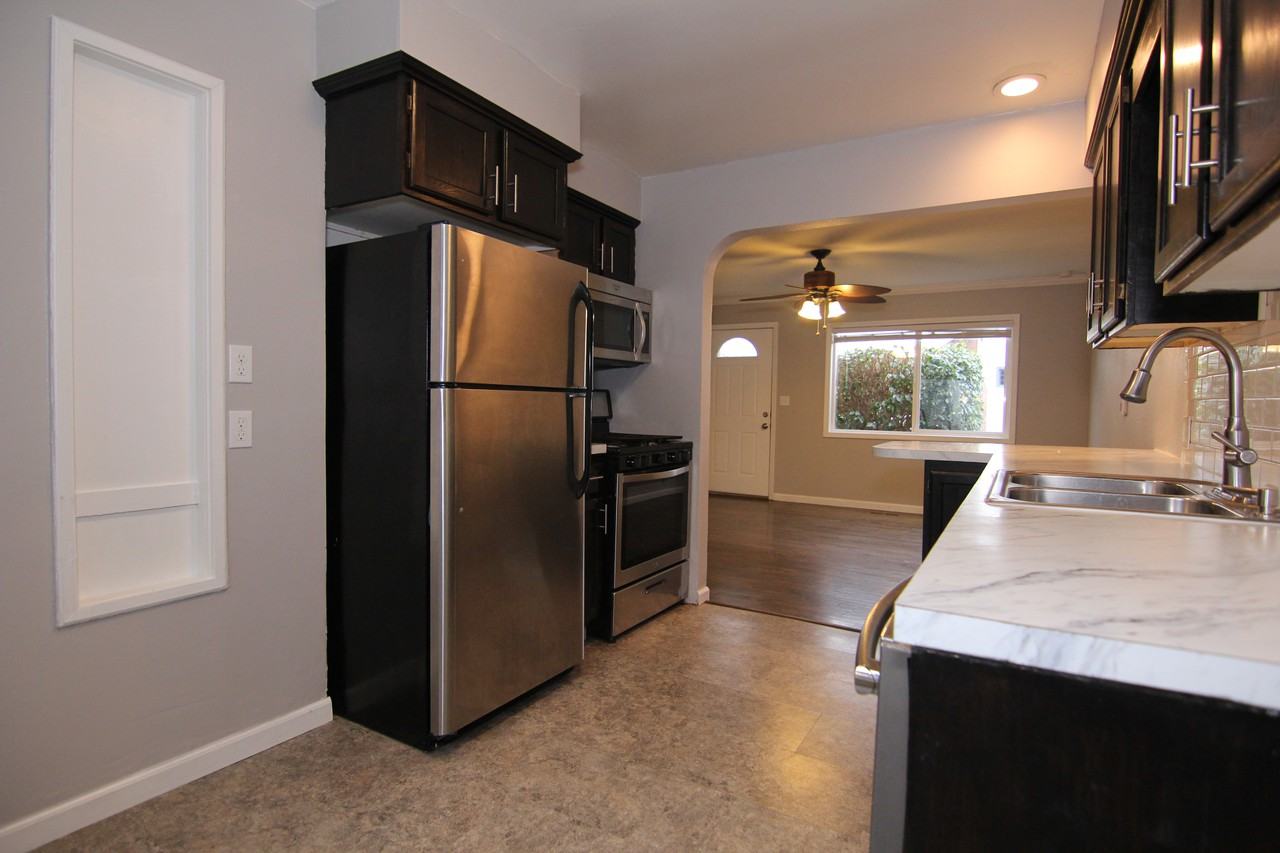 718 N 5th St - Photo 3 of 5