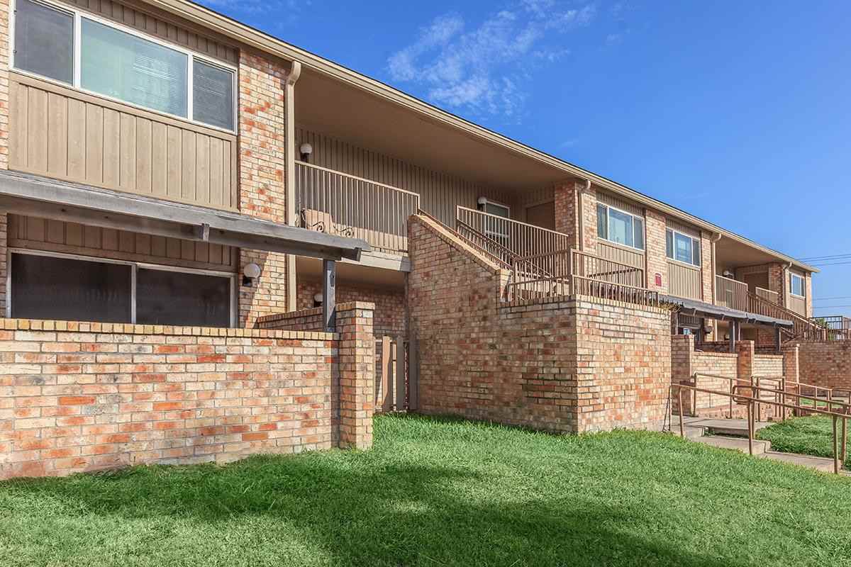 La Vista Apartments - Photo 2 of 22