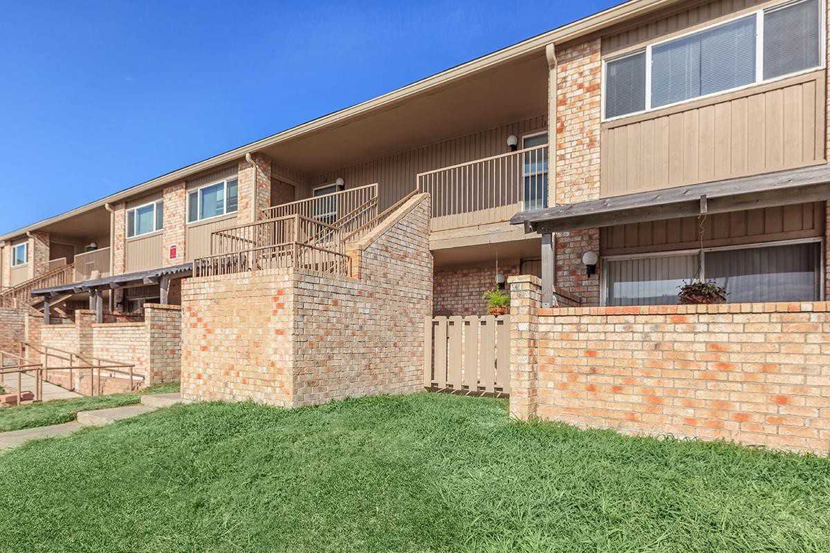 La Vista Apartments - Photo 3 of 22