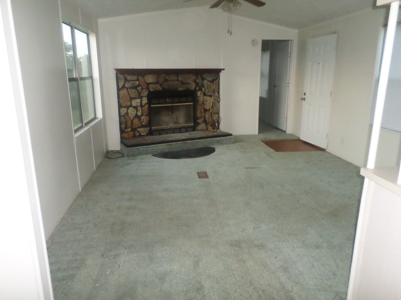 1041 Garden Ct - Photo 3 of 5