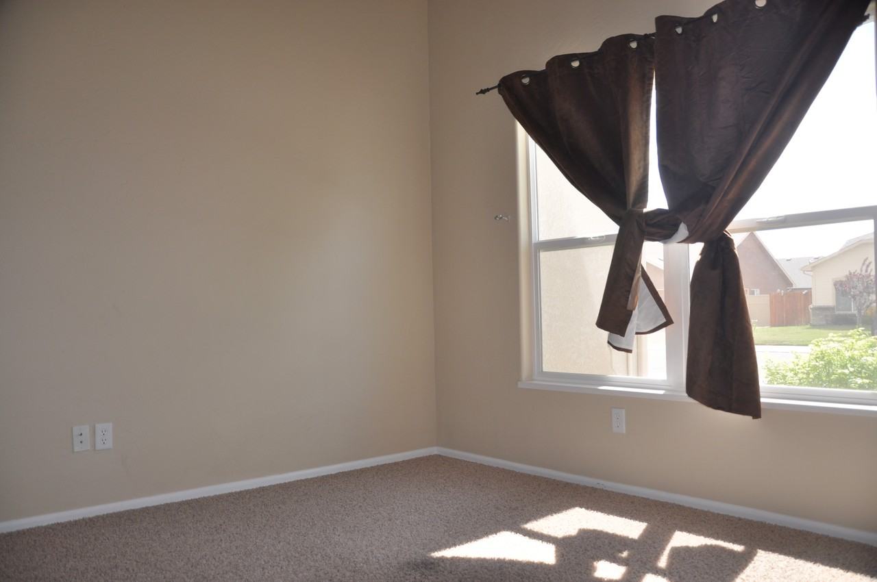 596 Hemlock Dr - Photo 2 of 11