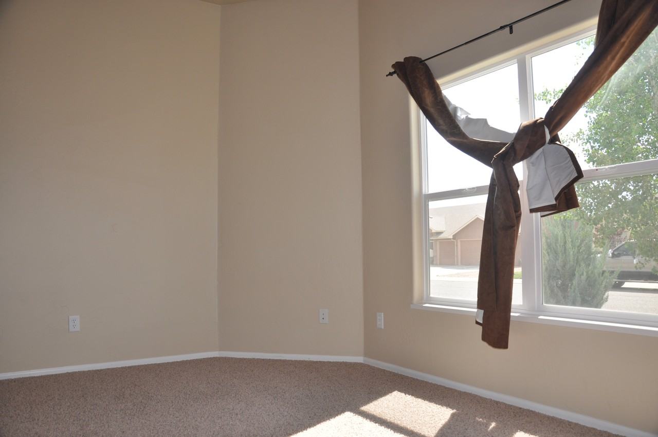 596 Hemlock Dr - Photo 3 of 11