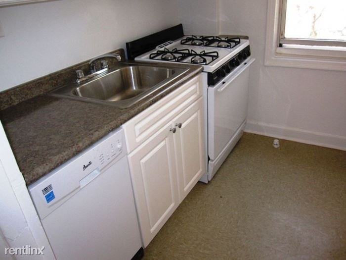 Bright 1 Bedroom Apt in Garden Style Complex - H/HW - Pets - Parking - North White Plains - Photo 3 of 16