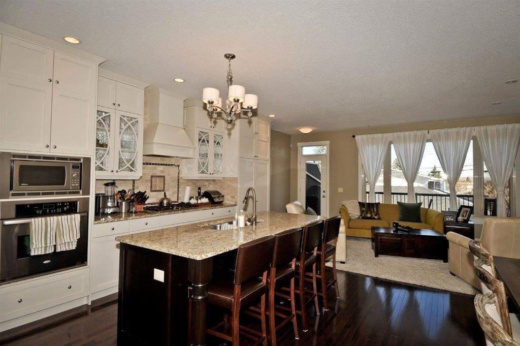 2412 30 Ave SW - Photo 3 of 35