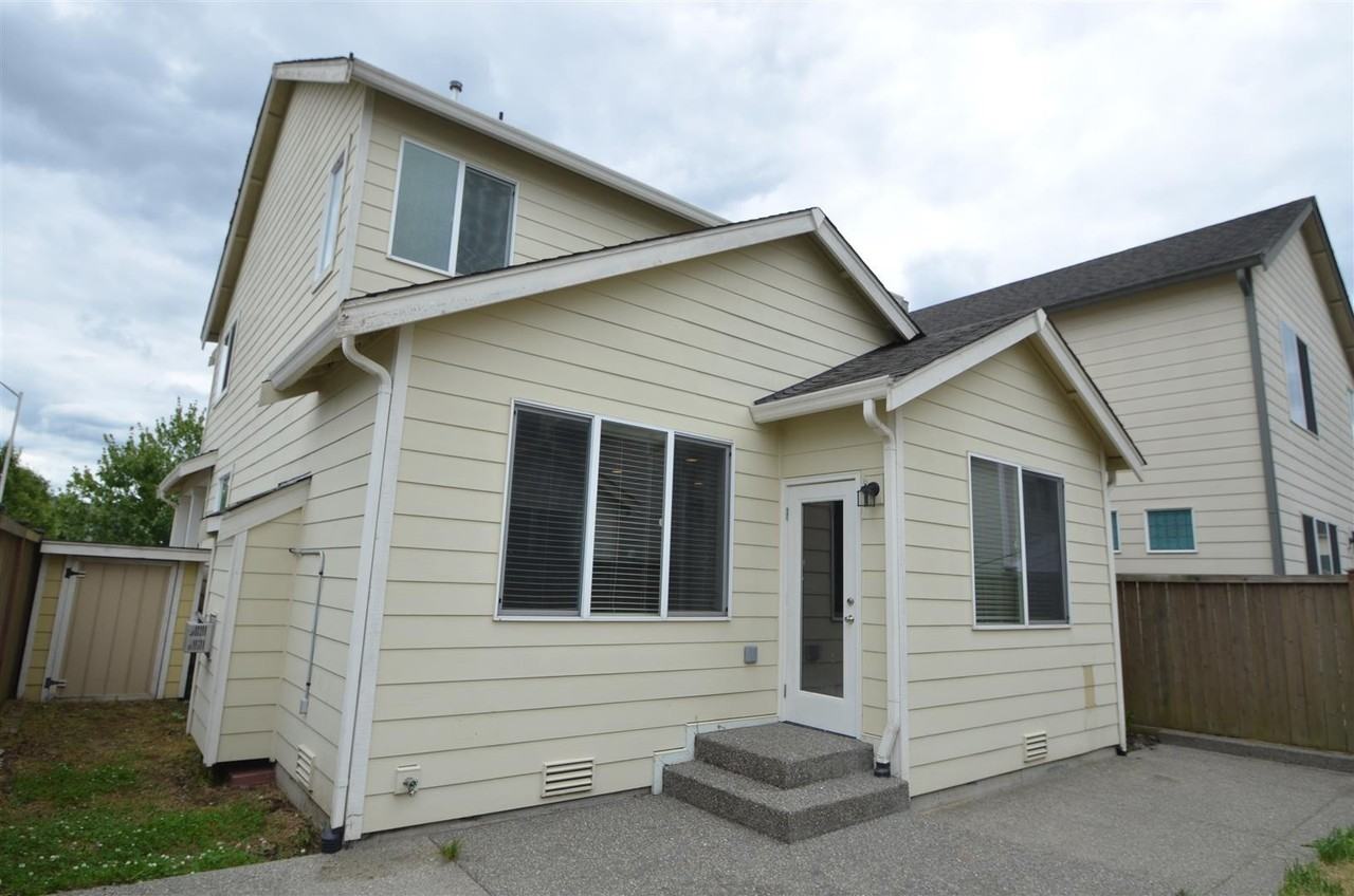 4002 Heritage Ave E - Photo 2 of 14