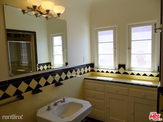 1237 S Hayworth Ave #TOP - Photo 3 of 14