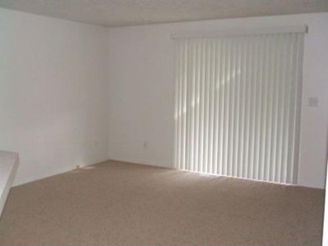 1452 N Bluff Pl - Photo 3 of 15