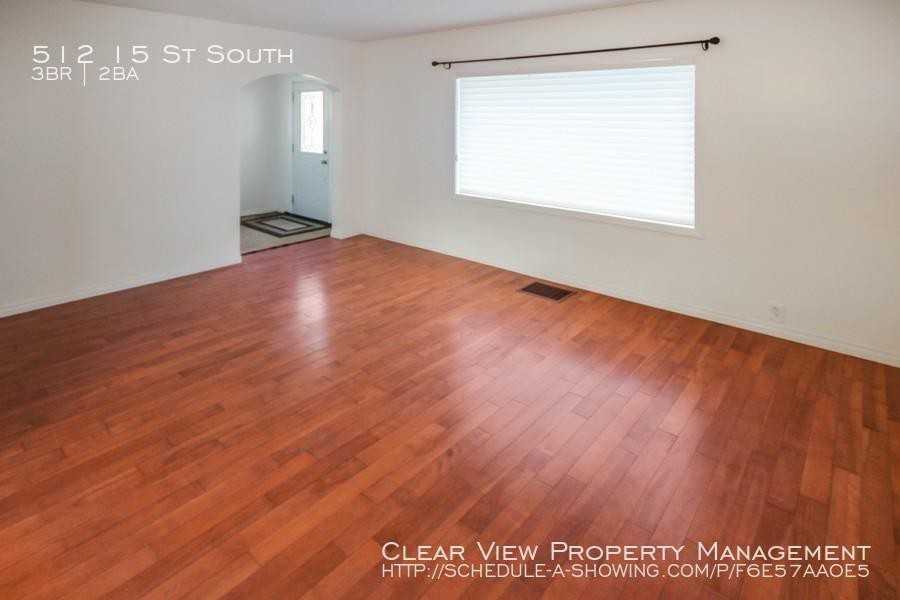 512 15 St S - Photo 2 of 12