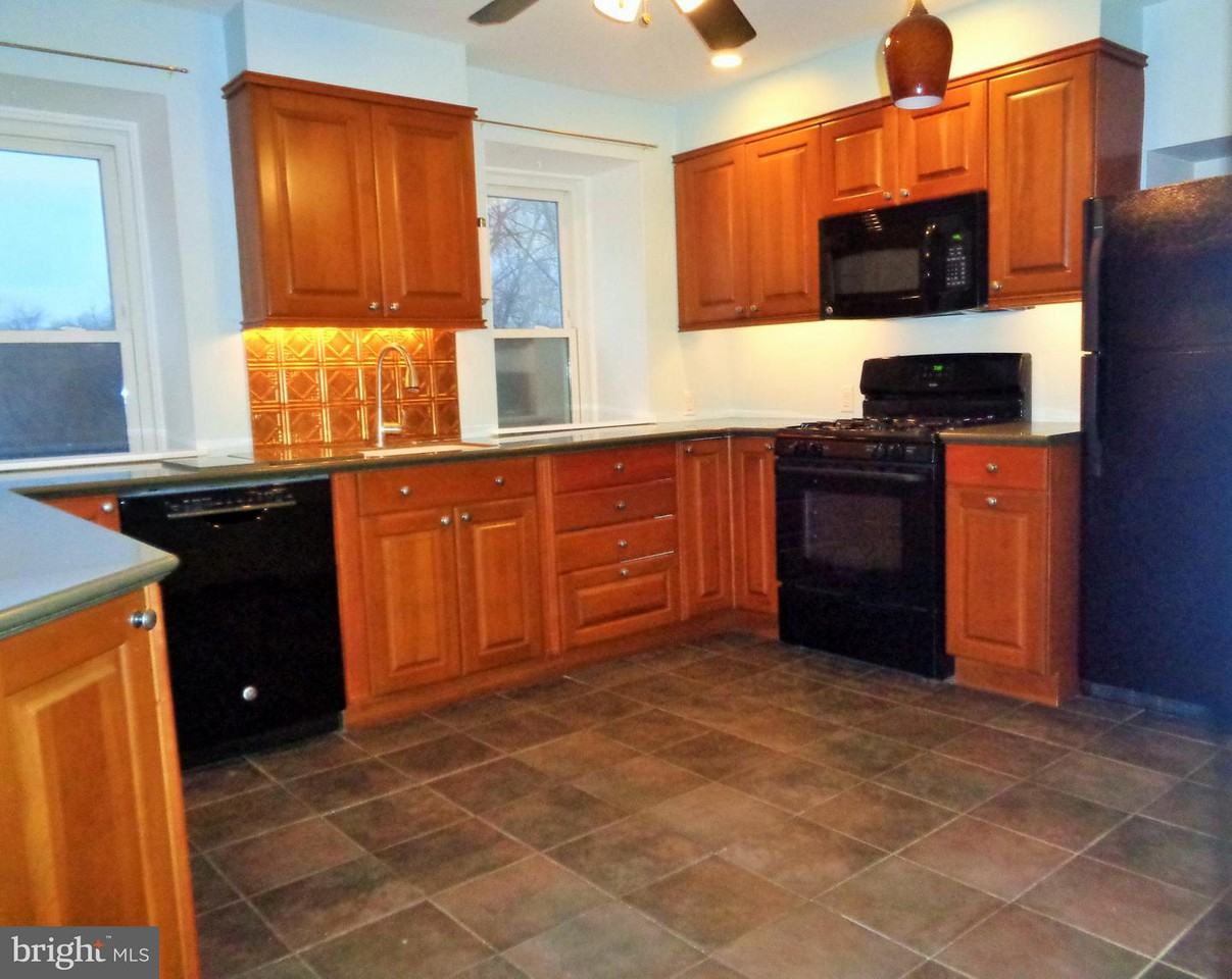 625 Summit St - Photo 3 of 23