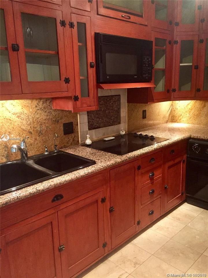 1289 Marseille Dr - Photo 3 of 8