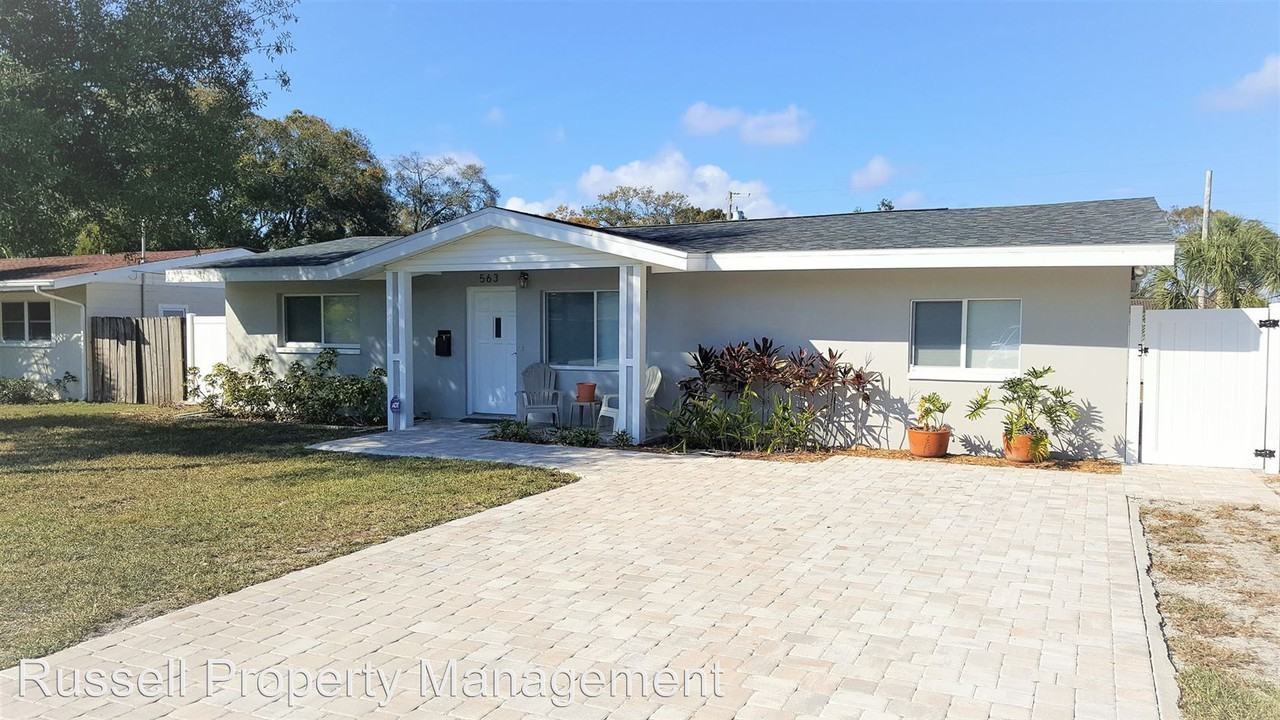 563 43rd Ave NE - Photo 2 of 22