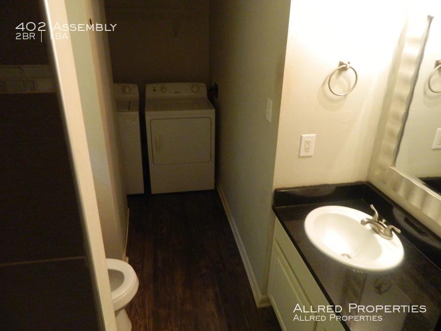 402 N Assembly Rd - Photo 2 of 5