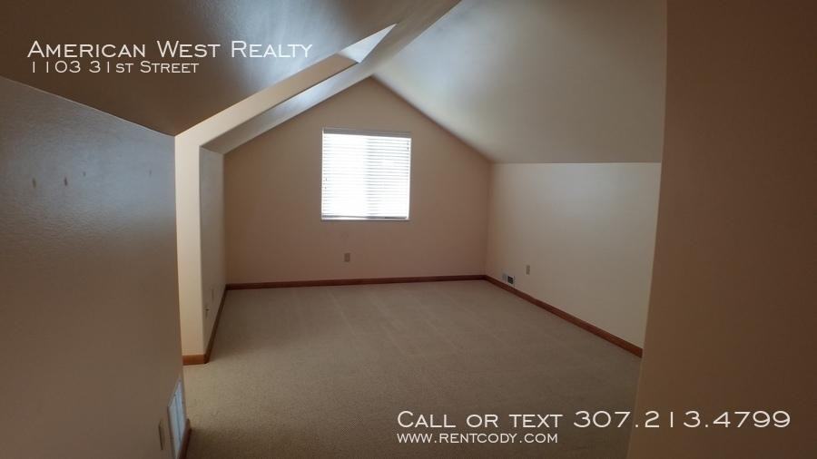 1103 31st St - Photo 2 of 6