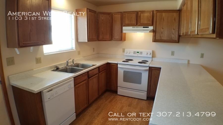 1103 31st St - Photo 3 of 6