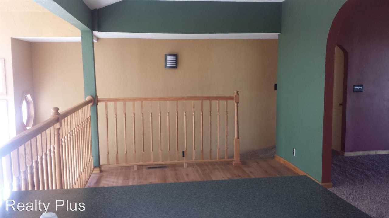 1304 Spring Ct - Photo 2 of 11