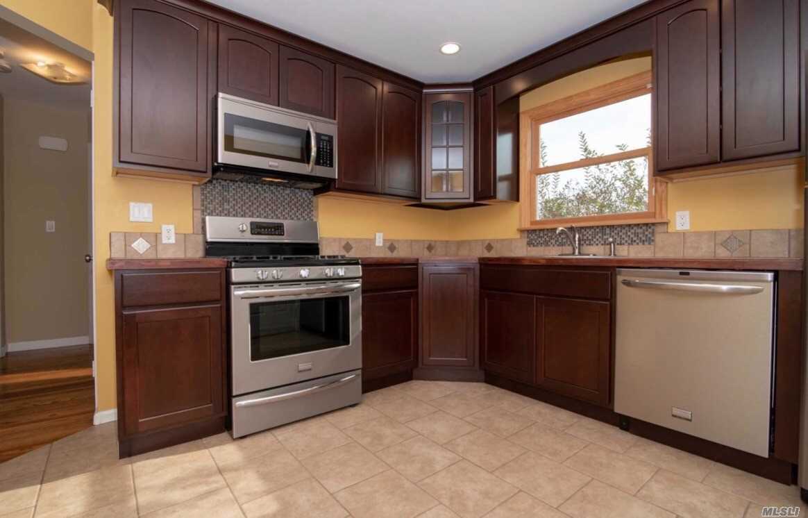 200 W 19th St - Photo 2 of 5