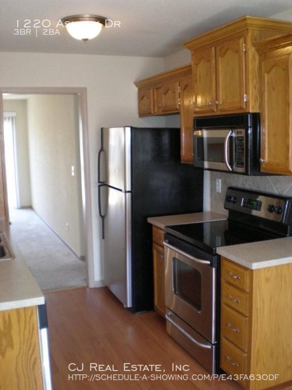 1220 NW Ashley Dr - Photo 2 of 7