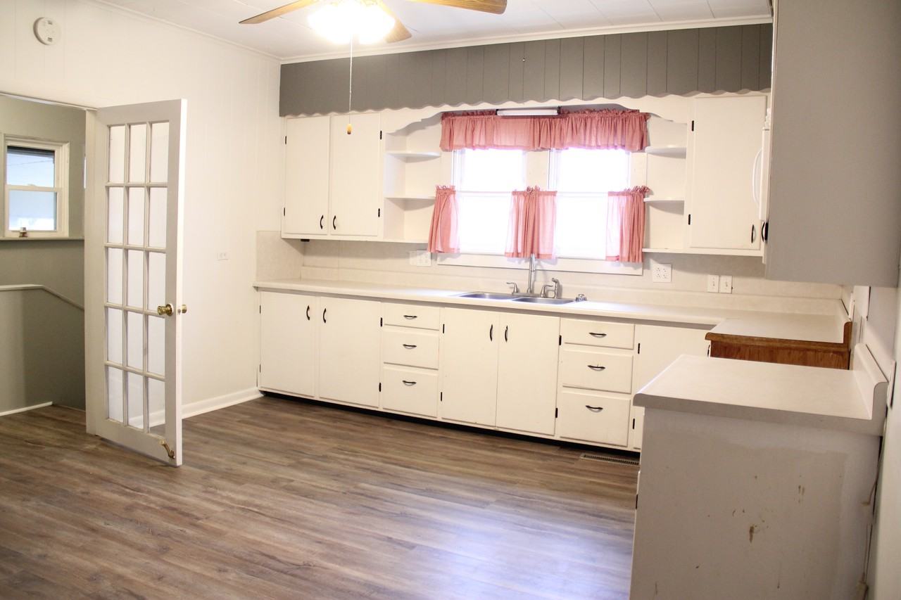 904 W Monroe St - Photo 3 of 10