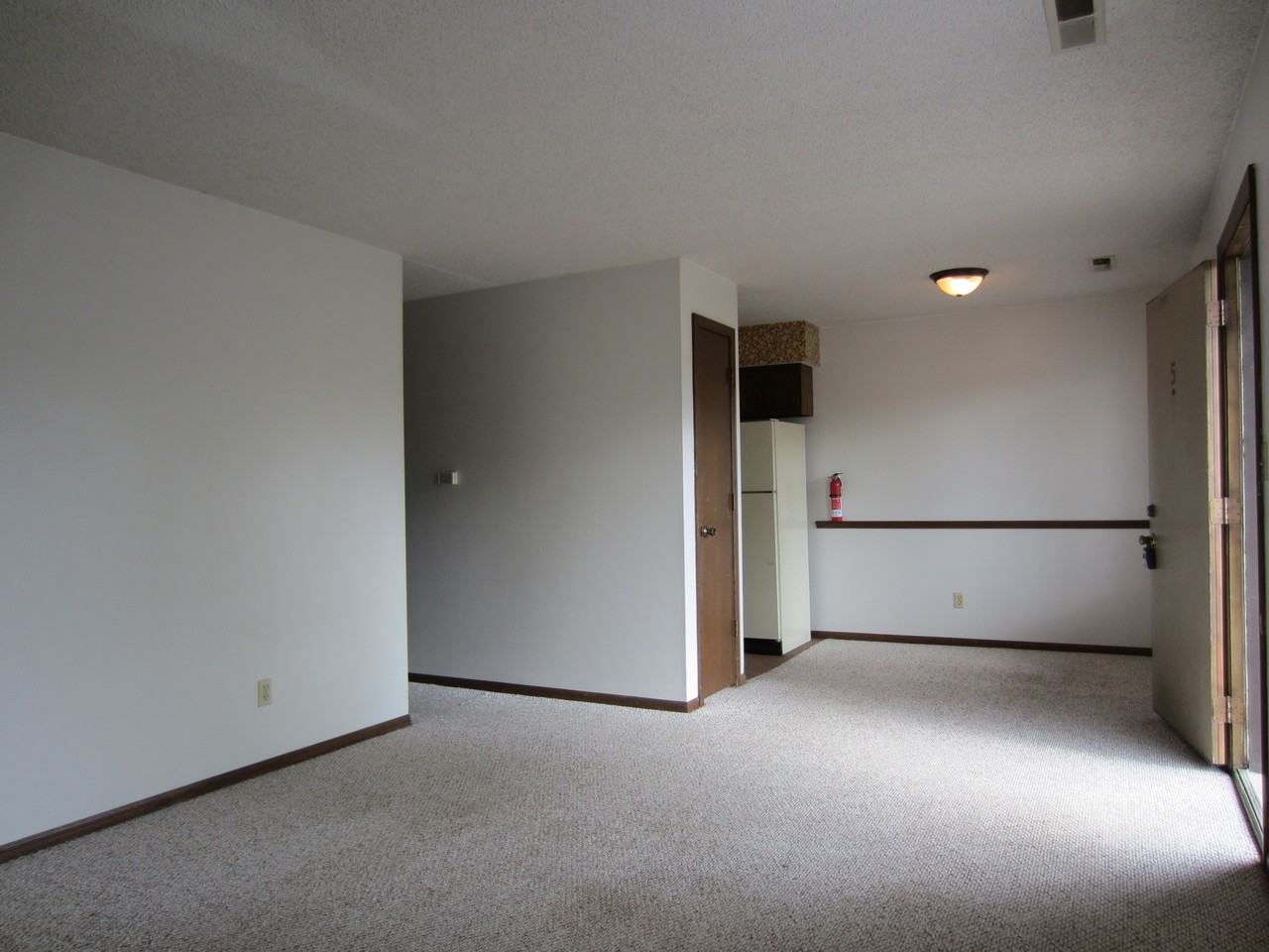 617-629 E Grand St - Photo 3 of 5