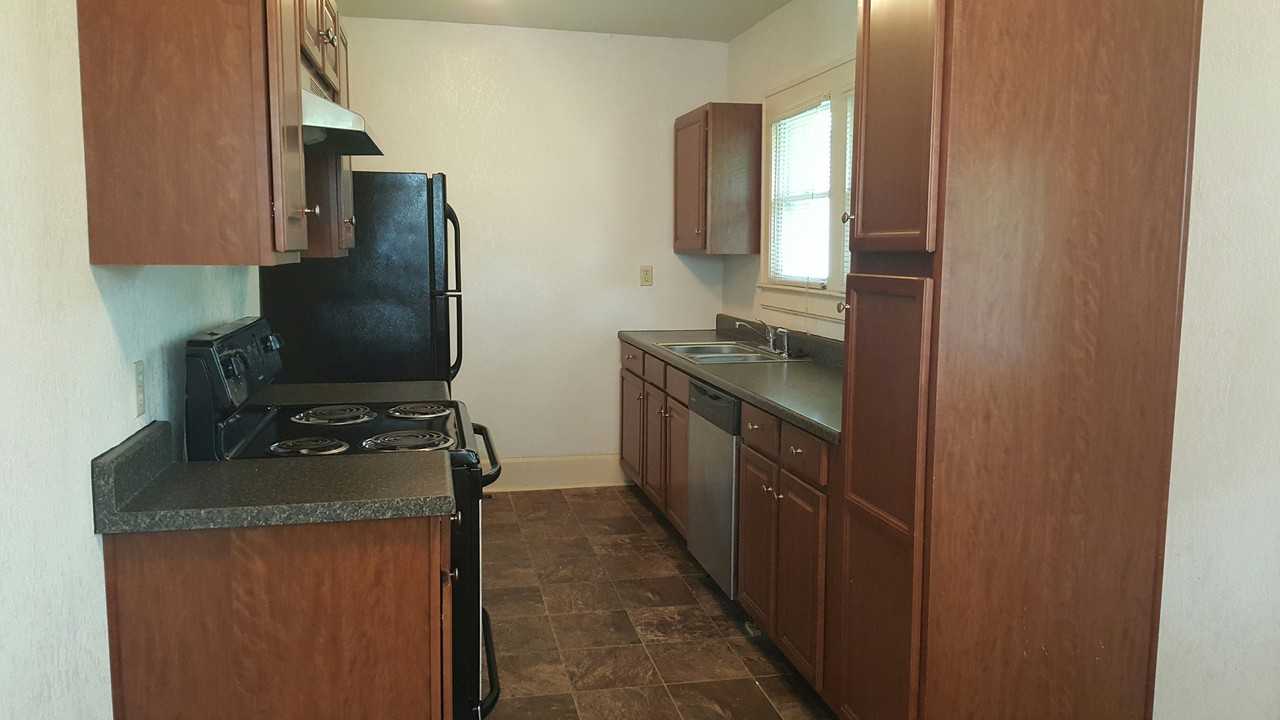 802 E Grand St - Photo 3 of 4