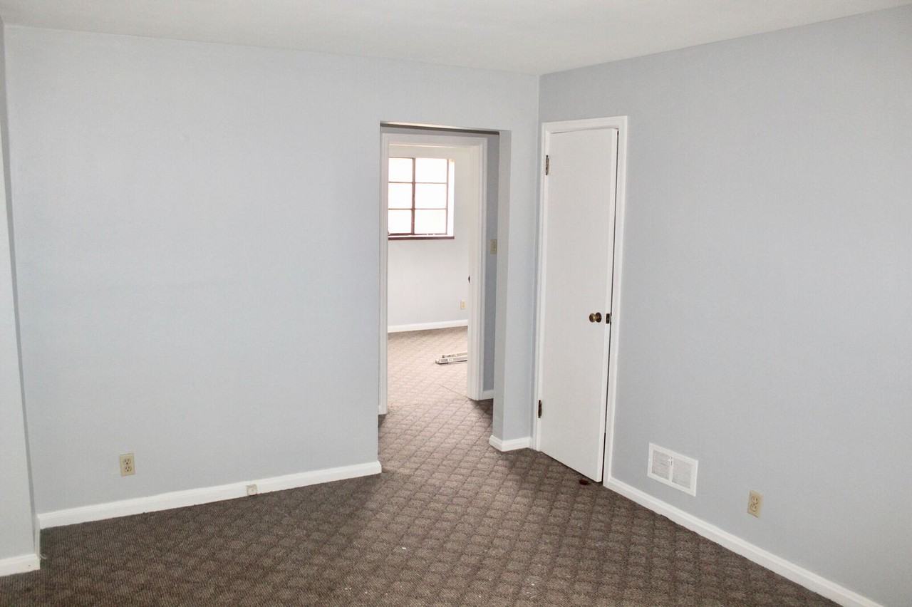 619 Gainsborough Rd - Photo 3 of 4