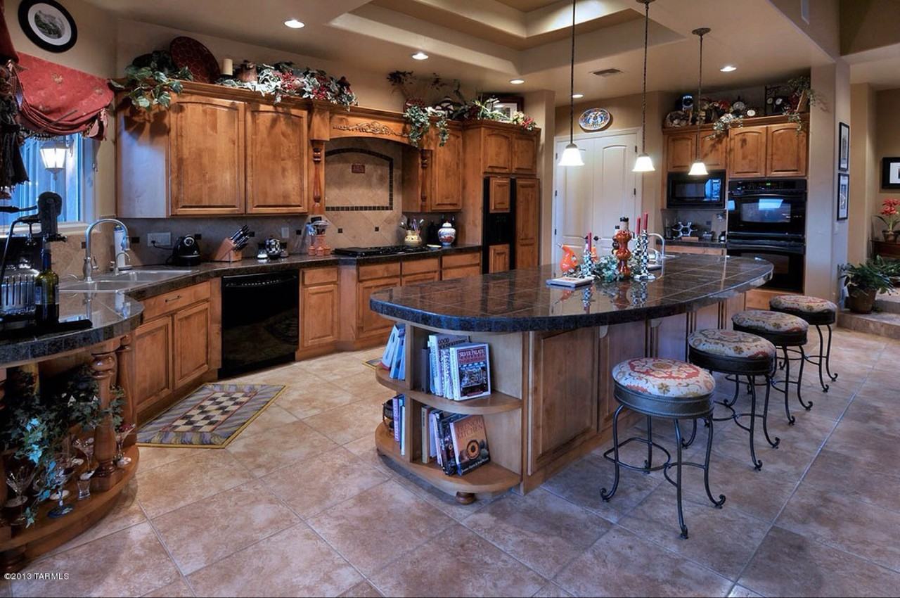 5251 N Highland Park Pl - Photo 2 of 19