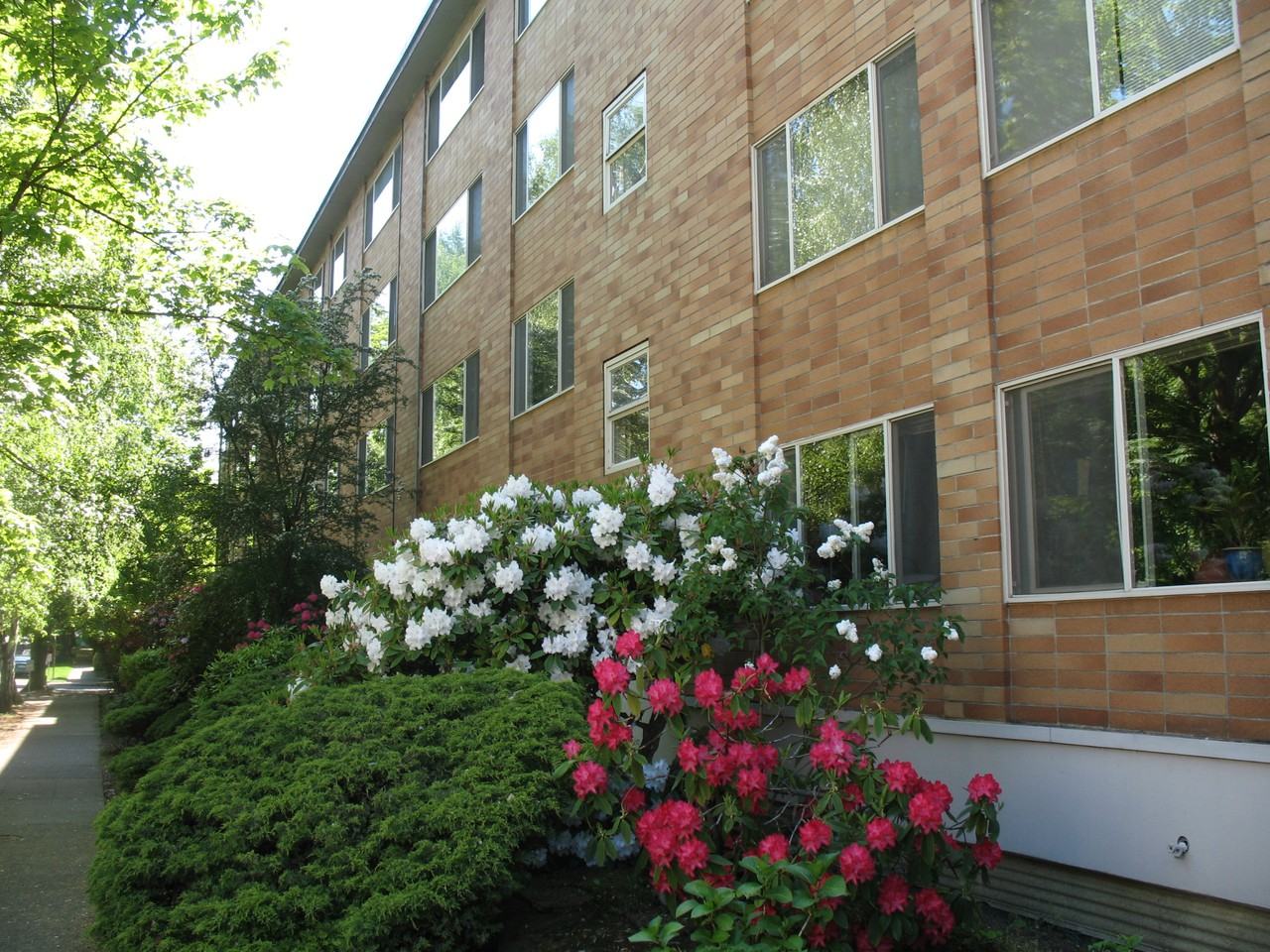 605 Boylston Ave E - Photo 2 of 3
