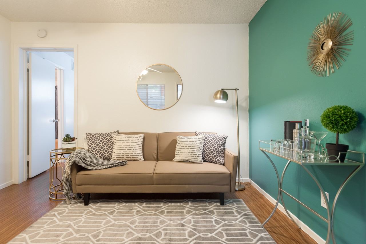 301 W 39th St - Photo 2 of 14